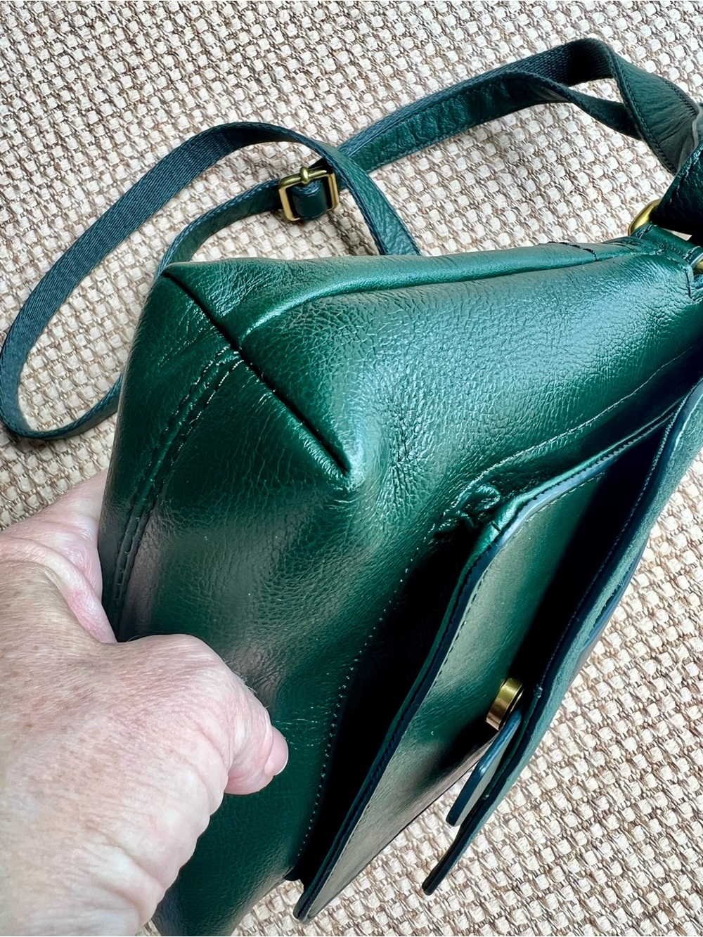 💚 Fossil Green Leather Suede Flap Crossbody Bag Brass Key Charm Adjustable Strap - Picture 5 of 10
